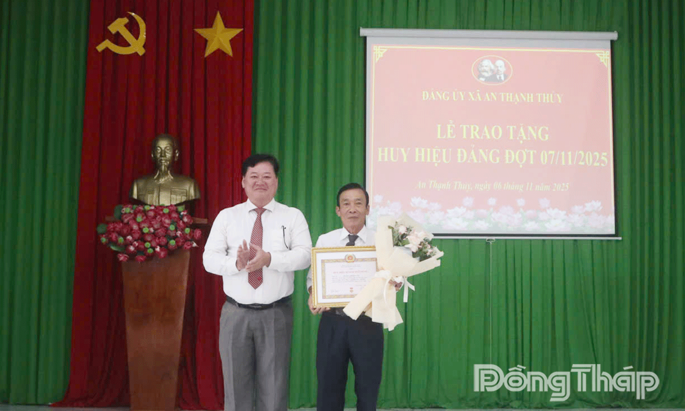 Huy hiệu 45 năm được trao cho đảng viên Dương Trọng Tín.