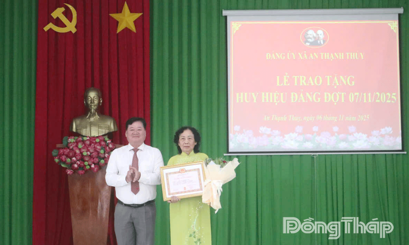 Huy hiệu 30 năm tuổi Đảng được trao cho đảng viên Nguyễn Thị Kim Chi.