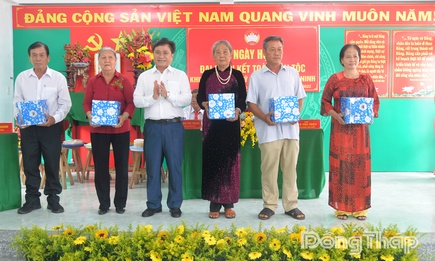 Đồng chí Trần Văn Dũng trao 5 phần quà UBND tỉnh cho các hộ dân tiêu biểu có thành tích trong thực hiện Cuộc vận động “Toàn dân đoàn kết xây dựng nông thôn mới, đô thị văn minh” năm 2025.