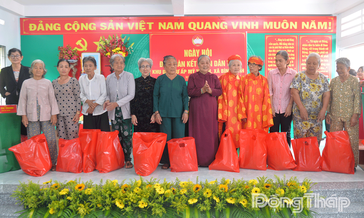 Ban Công tác Mặt trận ấp phối hợp Ban quản lý ấp, các chi tổ hội vận động nhà hảo tâm đã ủng hộ 25 phần quà tặng gia đình có hoàn cảnh khó khăn và gia đình chính sách.