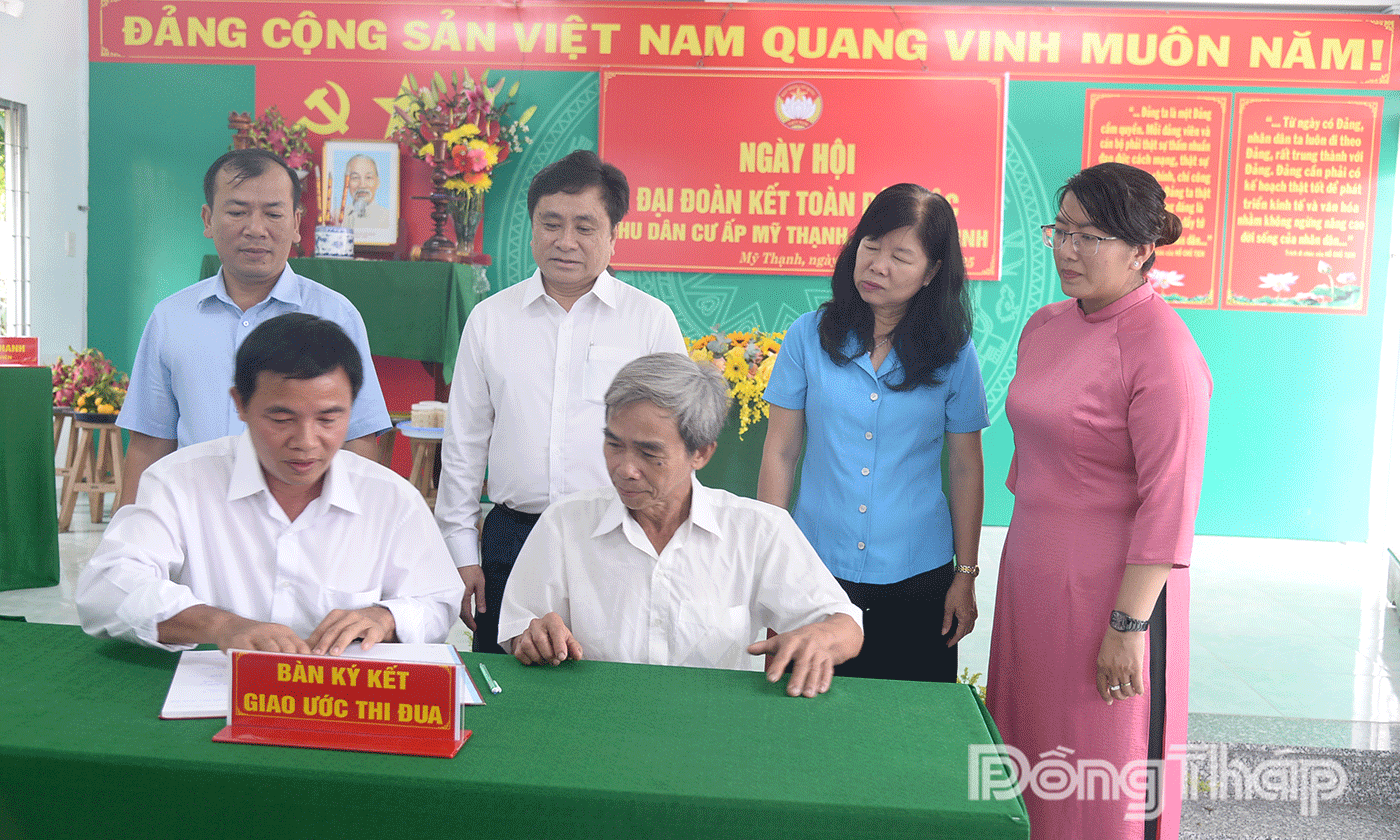 12 tổ nhân dân tự quả và các đoàn thể ký kết giao ước thi đua.