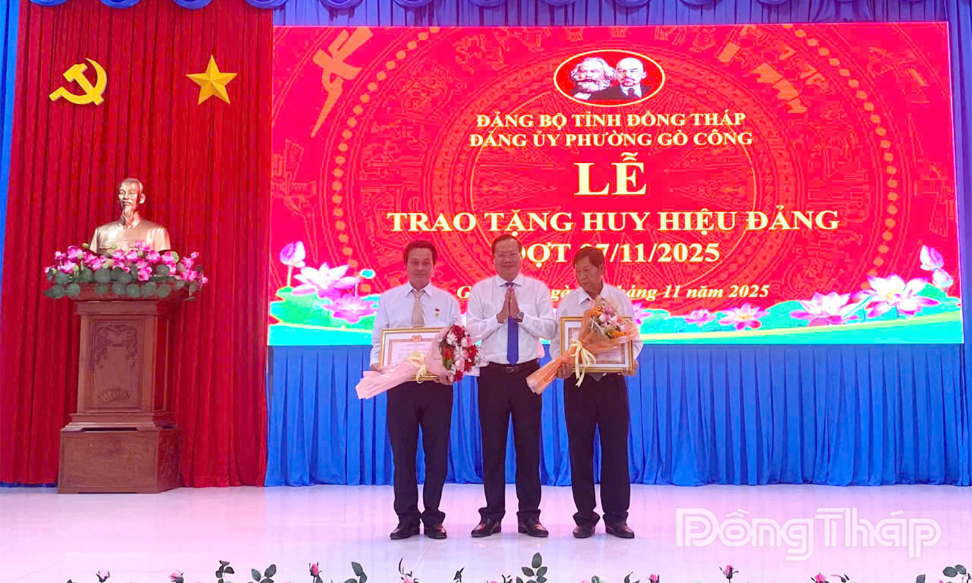 Đồng chí Nguyễn Hữu Lợi trao Huy hiệu Đảng cho đảng viên.