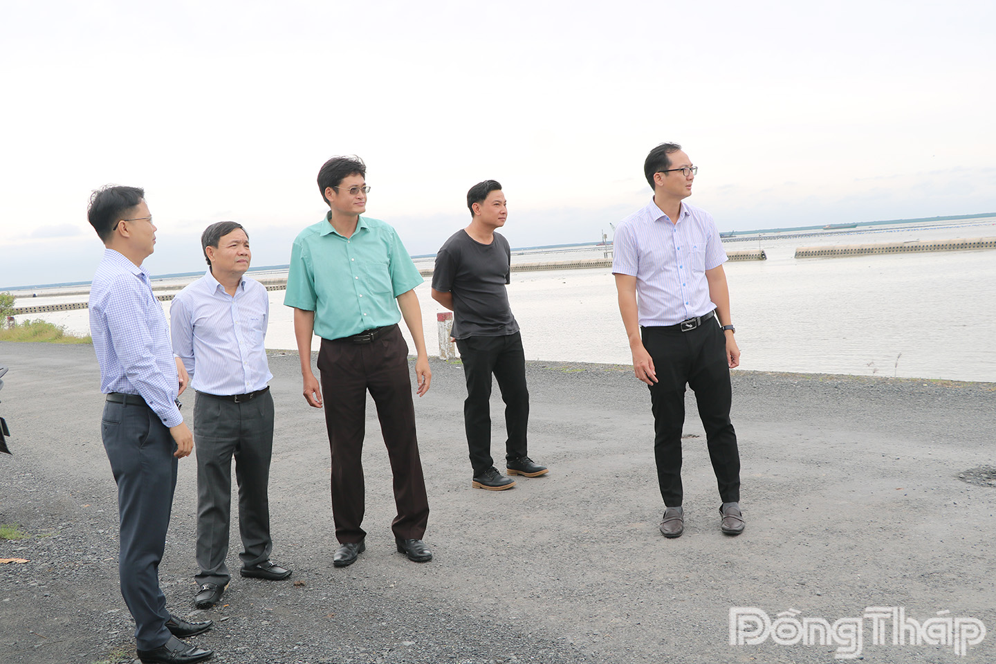 Đồng chí Phan Văn Thắng, Phó Bí thư Tỉnh ủy, Chủ tịch Ủy ban Mặt trận Tổ quốc Việt Nam tỉnh (thứ 2 từ trái sang) khảo sát tại đê biển xã Gia Thuận.