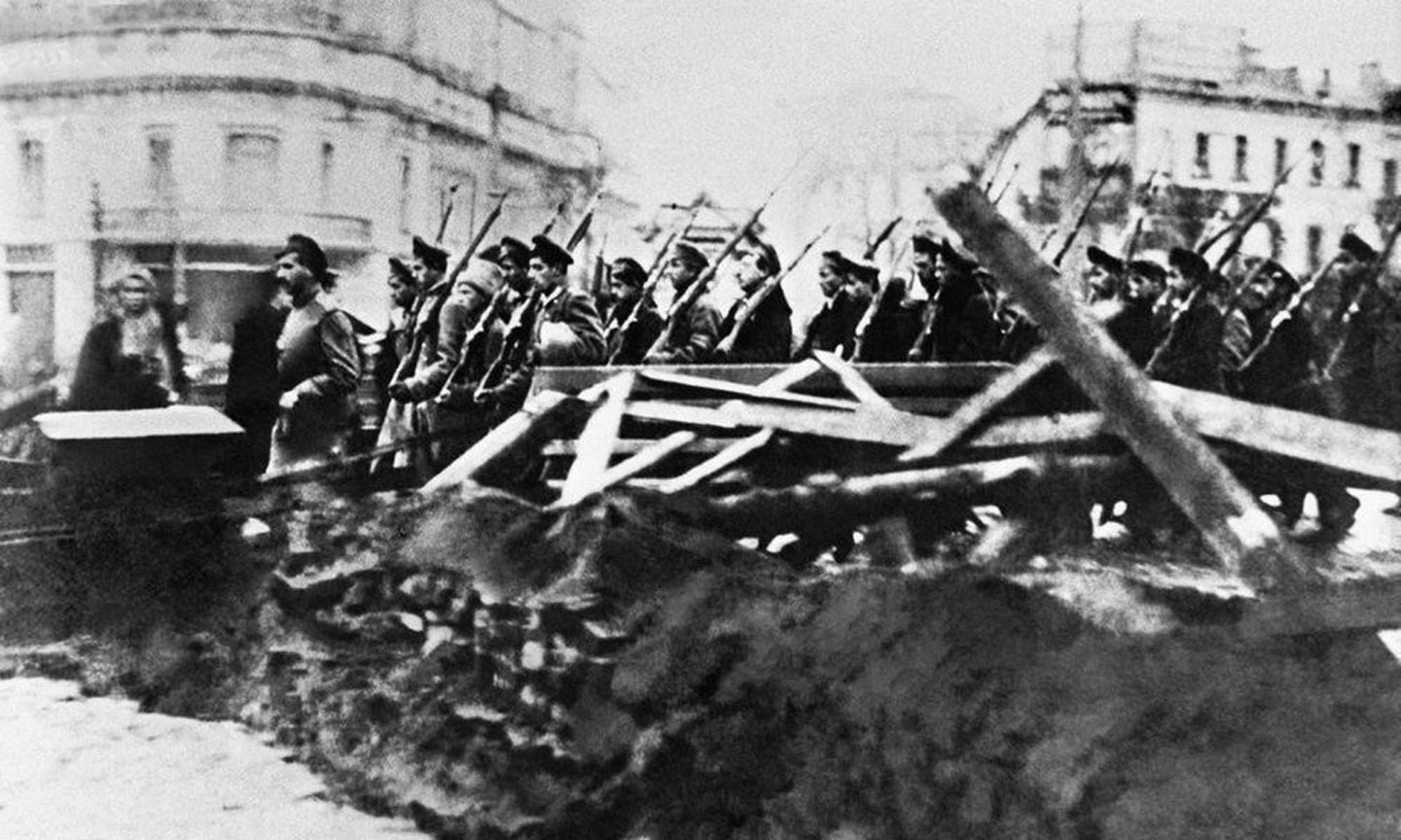 8- Đội Cận vệ Đỏ Bolshevik trên đường phố Moskva trong những Ngày Cách mạng Tháng Mười năm 1917.