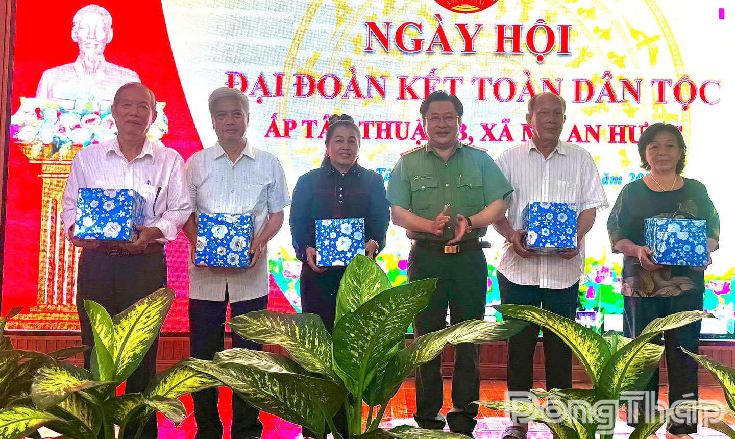 Thiếu tướng Lâm Phước Nguyên, Ủy viên Ban Thường vụ Tỉnh ủy, Giám đốc công an tỉnh Đồng Tháp tặng quà cho các hộ gia đình tiêu biểu có thành tích xuất sắc trong xây dựng cộng đồng dân cư.