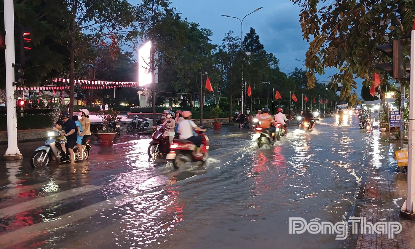 Khu vực chợ Cái Bè thuộc xã Cái Bè, tỉnh Đồng Tháp ngập do triều cường.