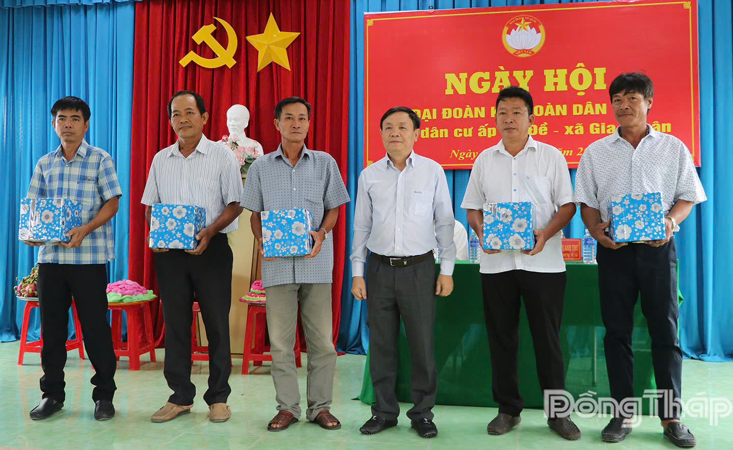 Đồng chí Phan Văn Thắng, Phó Bí thư Tỉnh ủy, Chủ tịch Ủy ban Mặt trận Tổ quốc Việt Nam tỉnh trao quà cho cá nhân tiêu biểu tại Ngày hội.