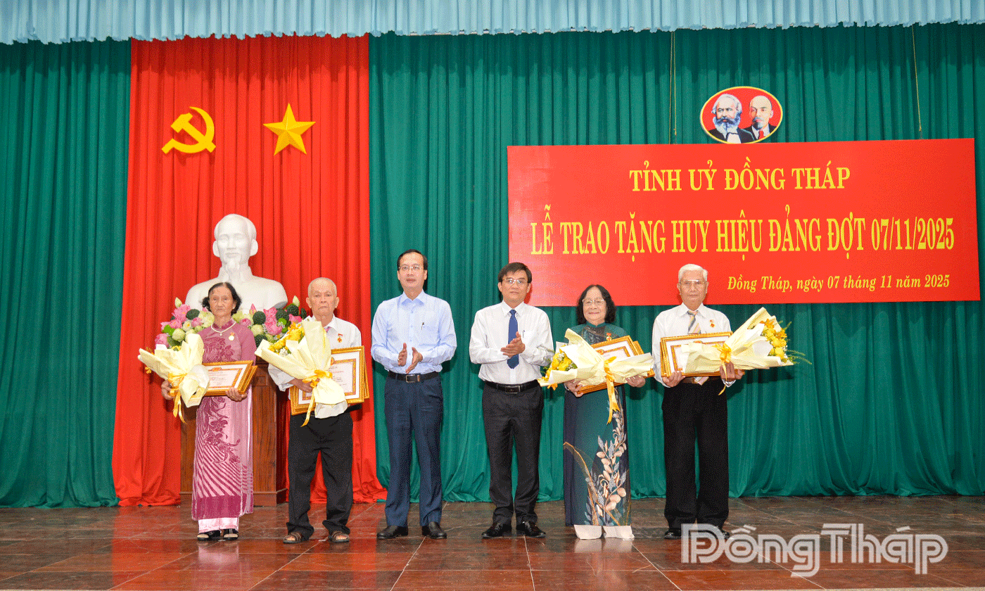 Các đồng chí lãnh đạo tỉnh trao Huy hiệu 60 năm tuổi Đảng cho các đảng viên.
