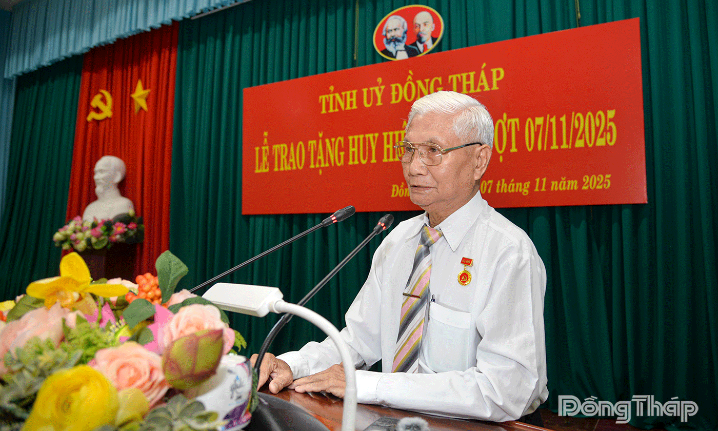 Đảng viên Trương Văn Hưng Chi bộ ấp Hòa Quới, Đảng bộ xã Bình Ninh phát biểu tại buổi lễ.