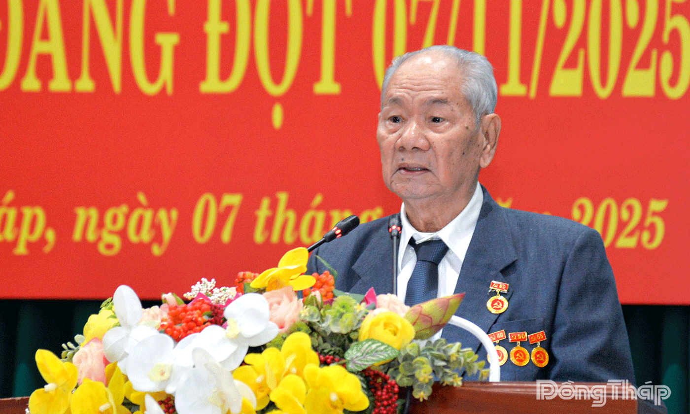 Đảng viên Nguyễn Văn Hùng, Chỉ bộ khu phố 1, Đảng bộ phường Trung An phát biểu tại buổi lễ.