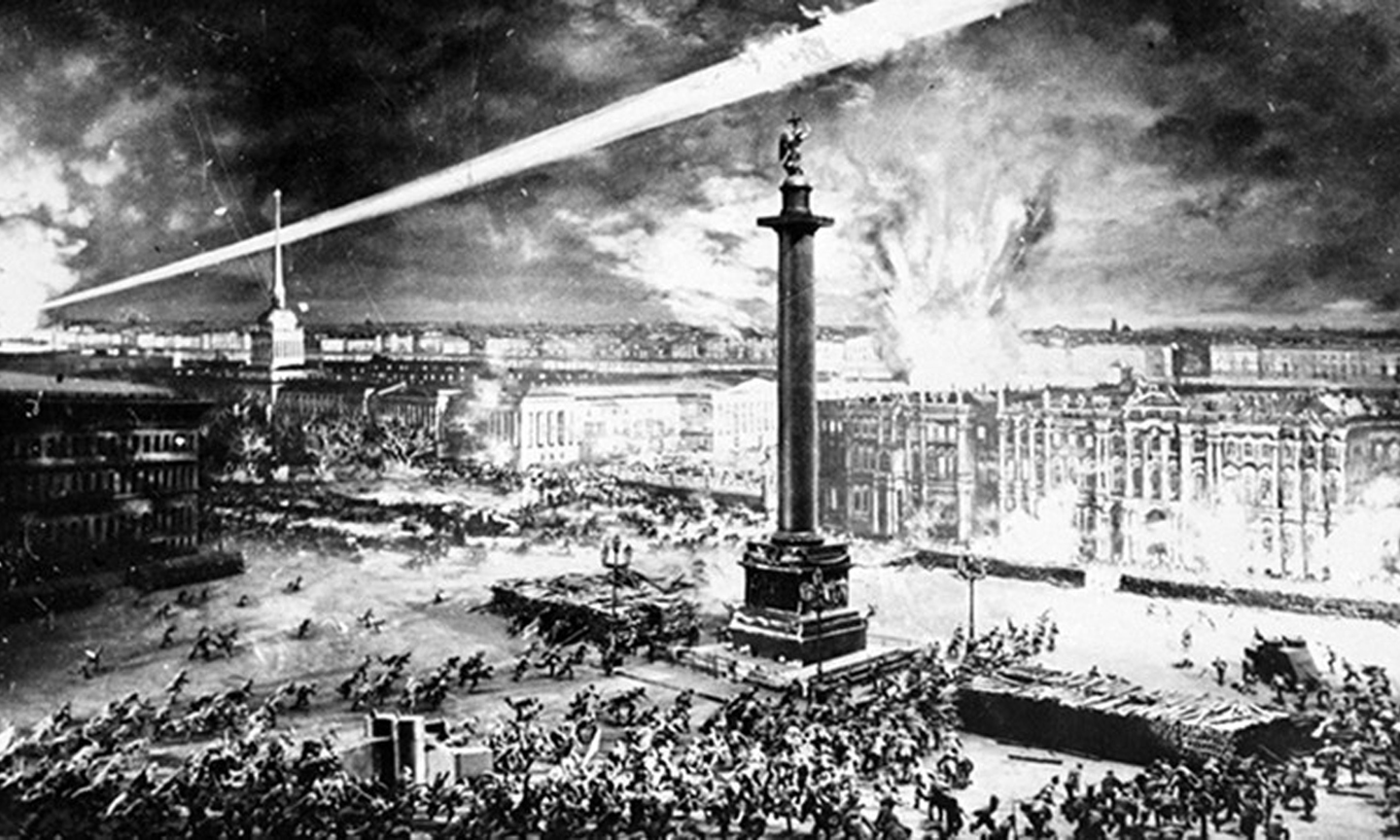 Ðêm 7-11-1917 (25-10 theo lịch Nga cũ), quân khởi nghĩa tấn công vào Cung điện Mùa Ðông ở Petrograd, mở đầu cuộc Cách mạng Tháng Mười Nga. (Ảnh tư liệu)