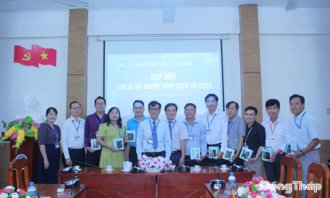 PGS.TS Võ Ngọc Hà tặng quà lưu niệm cho Tân Tiến sĩ.