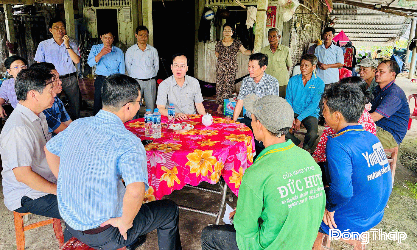 Lãnh đạo UBND tỉnh, thăm hỏi người dân có vườn cây bị thiệt hại tại xã Mỹ Thiện.     