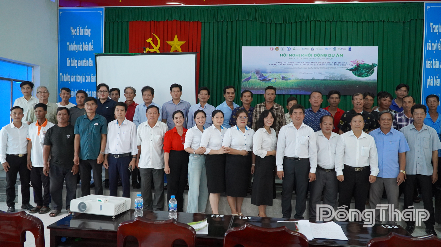 Đại biểu và hộ dân chụp hình lưu niệm tại lễ khởi động Dự án.