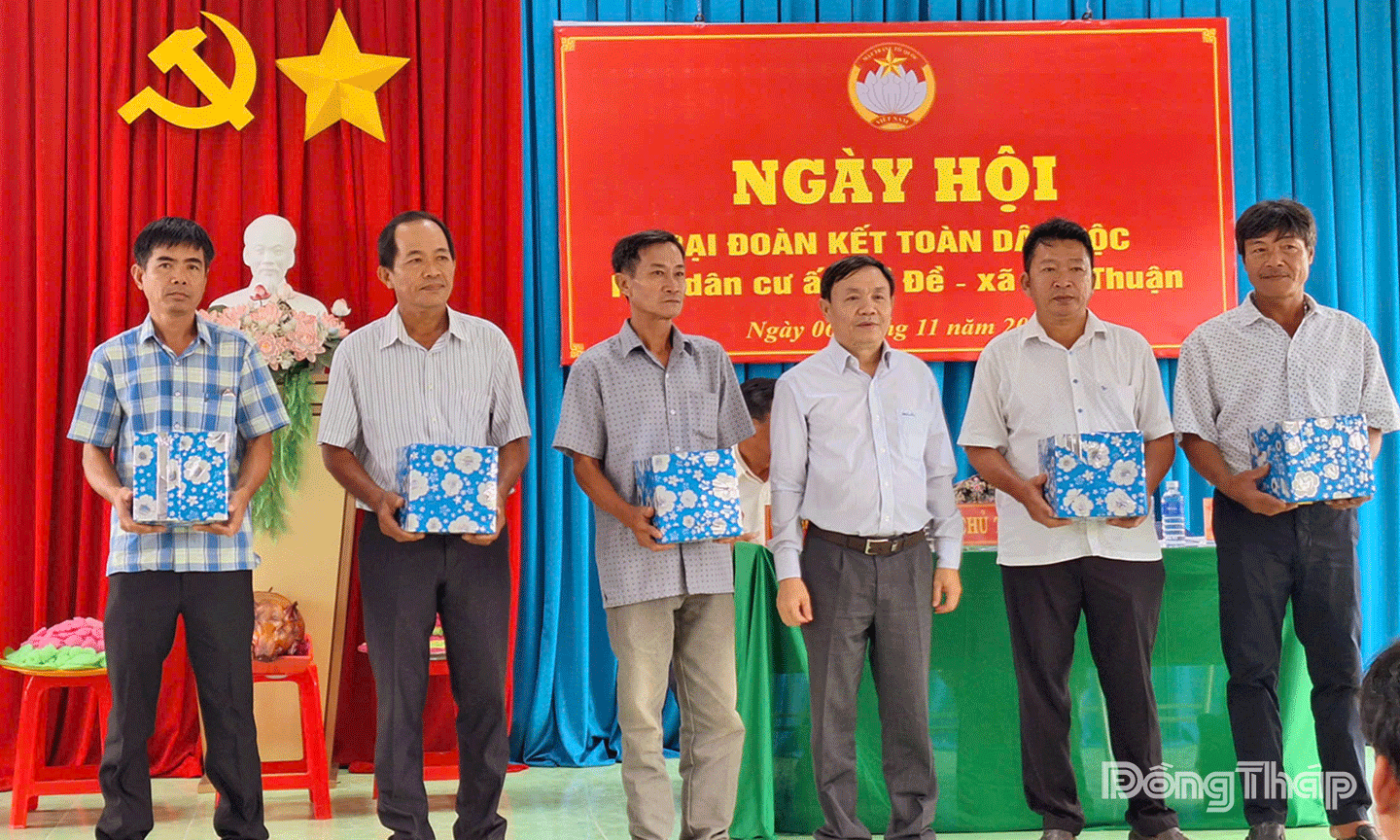 Đồng chí Phan Văn Thắng, Phó Bí thư Tỉnh ủy, Chủ tịch Ủy ban Mặt trận Tổ quốc Việt Nam tỉnh trao quà cho các cá nhân tiêu biểu tại Ngày hội.