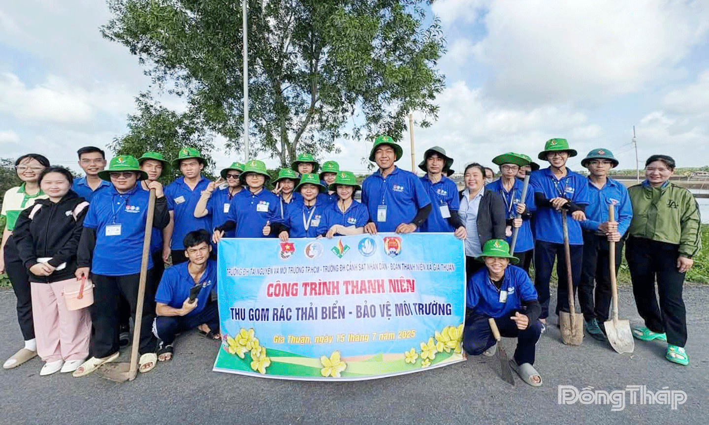 Đoàn viên, thanh niên xã Gia Thuận thực hiện công trình thu rác thải biển, bảo vệ môi trường 