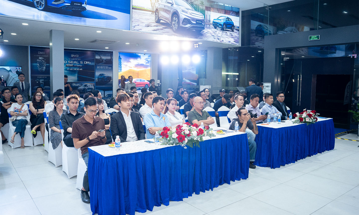 Đông đảo khách hàng có mặt sớm tại buổi ra mắt BYD Seal 5 tại BYD NEG Tiền Giang..