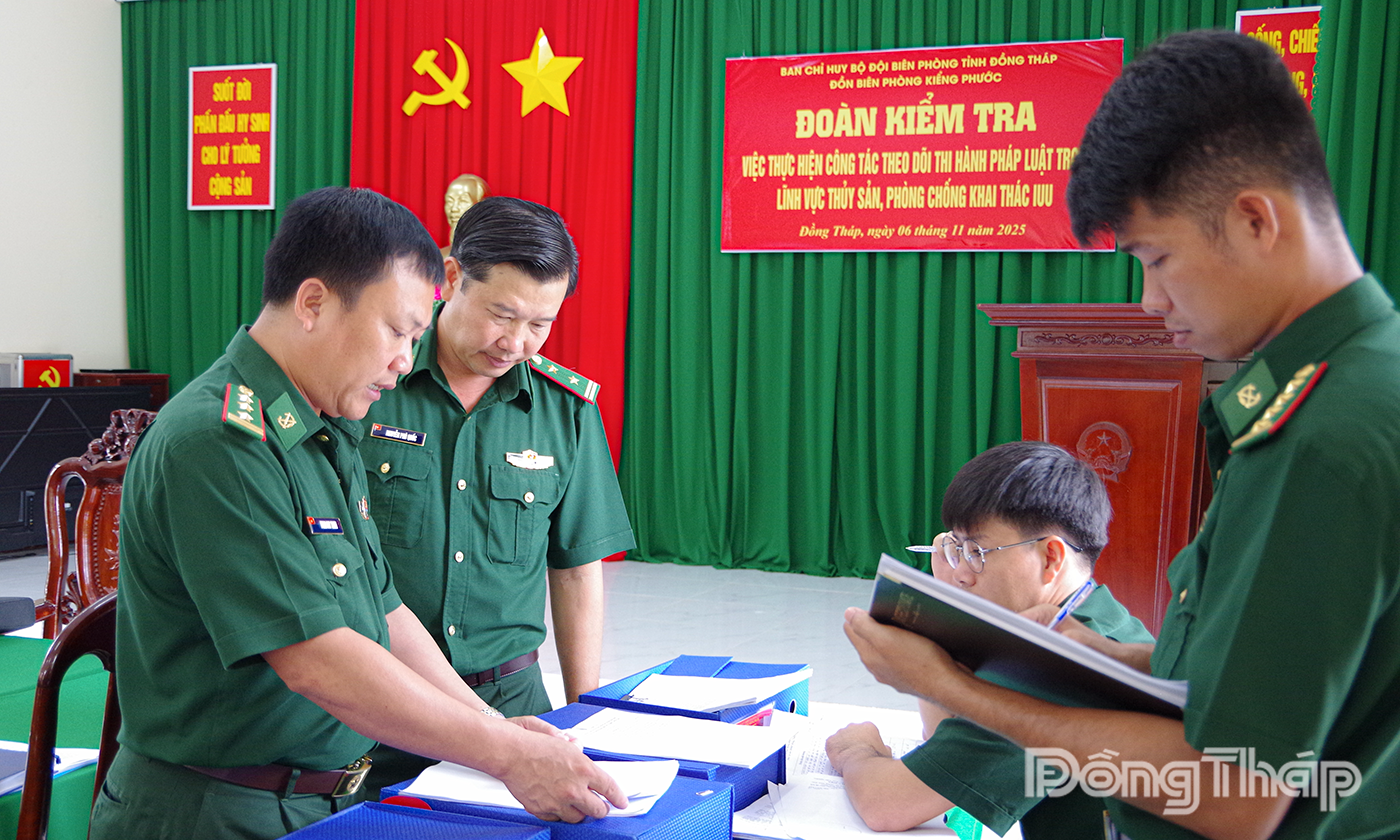 Đoàn kiểm tra hệ thống văn bản, hồ sơ quản lý phương tiện khai thác thủy sản của Đồn Biên phòng Kiểng Phước.