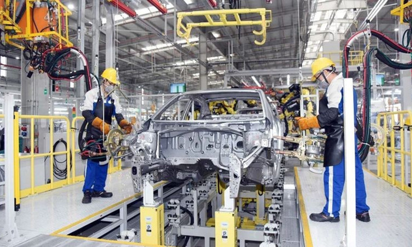 Công nhân Nhà máy sản xuất, lắp ráp ô-tô Hyundai Thành Công (Ninh Bình) vận hành dây chuyền lắp ráp, sản xuất ô-tô. (Ảnh: ANH AN)