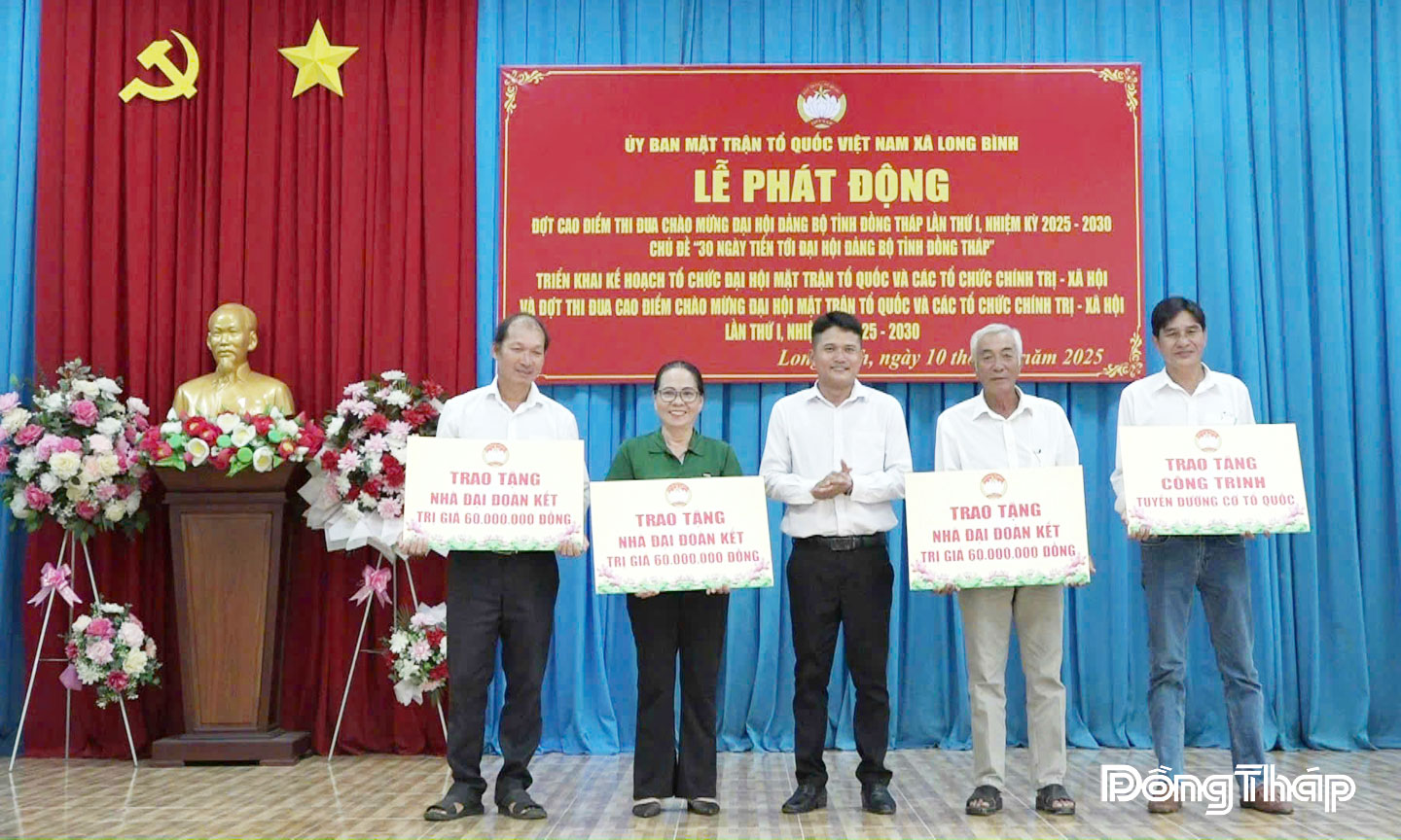 Mặt trận Tổ quốc cùng các tổ chức, đoàn thể xã Long Bình tích cực tổ chức nhiều chương trình,  hoạt động hỗ trợ người dân vươn lên thoát nghèo.