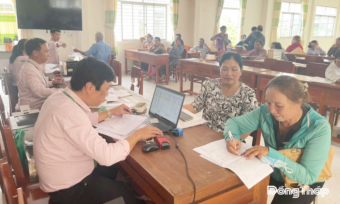 Ngân hàng Chính sách xã hội Gò Công Tây tích cực giải ngân vốn cho người dân, trong đó luôn quan tâm giải ngân cho hộ nghèo. 