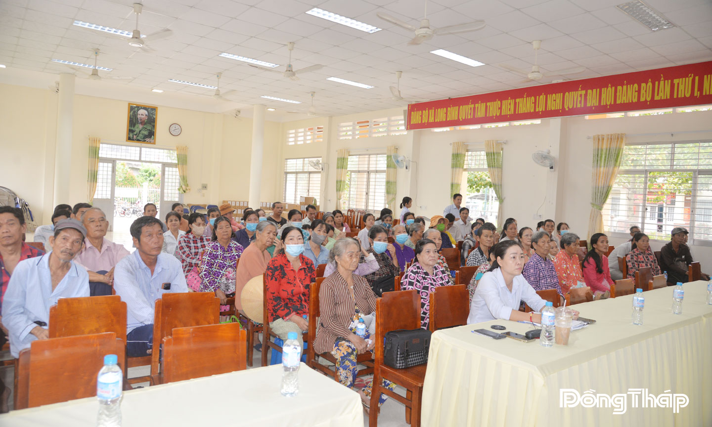 Phòng Văn hóa - Xã hội tham mưu UBND xã tổ chức đa dạng các hình thức tuyên truyền nâng cao nhận thức, hỗ trợ các hộ dân kiến thức trong chăn nuôi, trồng trọt, vốn vay… để vươn lên thoát nghèo.