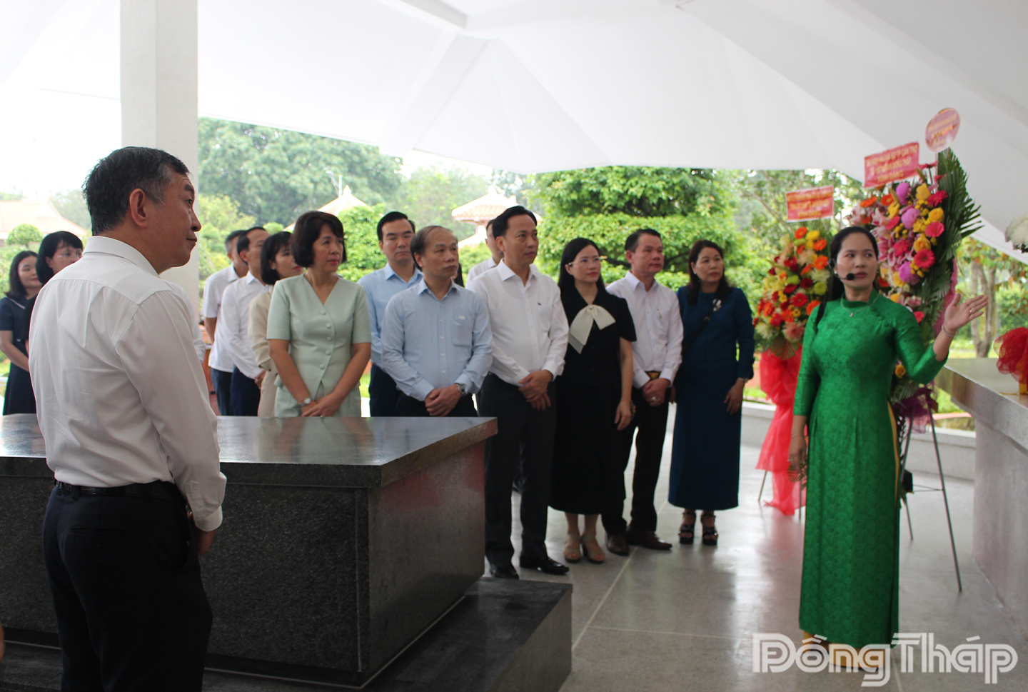 Đoàn đại biểu dự Hội nghị Báo cáo viên Trung ương toàn quốc nghe thuyết minh về cuộc đời, sự nghiệp Cụ Phó bảng Nguyễn Sinh Sắc.