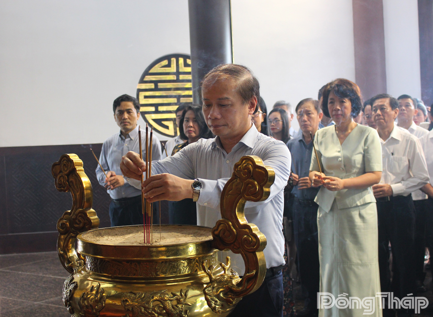 Đồng chí Phạm Tất Thắng, Ủy viên Ban Chấp hành Trung ương Đảng, Phó Trưởng Ban Tuyên giáo và Dân vận Trung ương dâng trà tại Đền thờ Cụ Phó bảng Nguyễn Sinh Sắc.