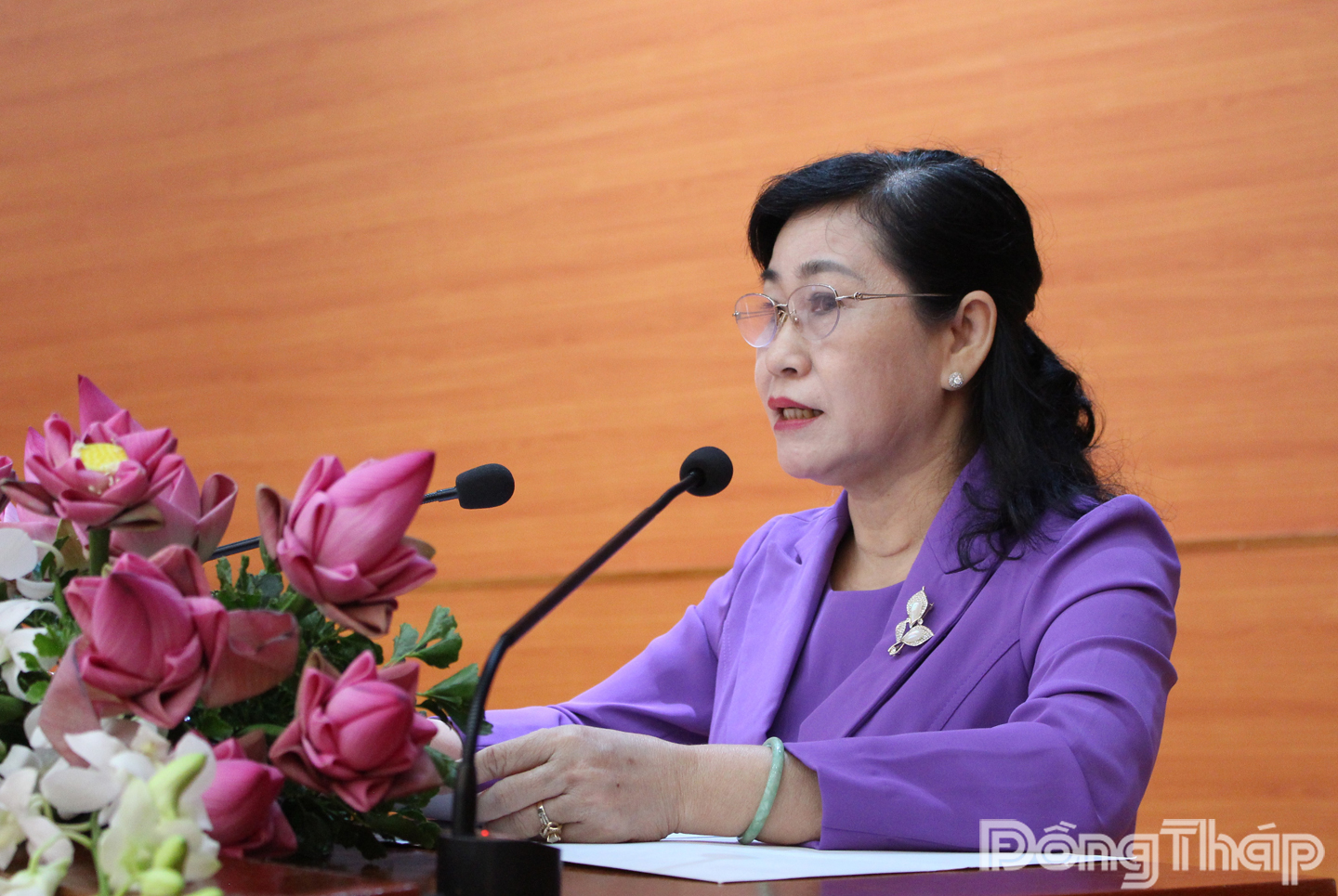 Đồng chí Châu Thị Mỹ Phương, Phó Bí thư Tỉnh ủy, Chủ tịch Hội đồng nhân dân tỉnh Đồng Tháp phát biểu chào mừng Hội nghị Báo cáo viên Trung ương toàn quốc tháng 11-2025.