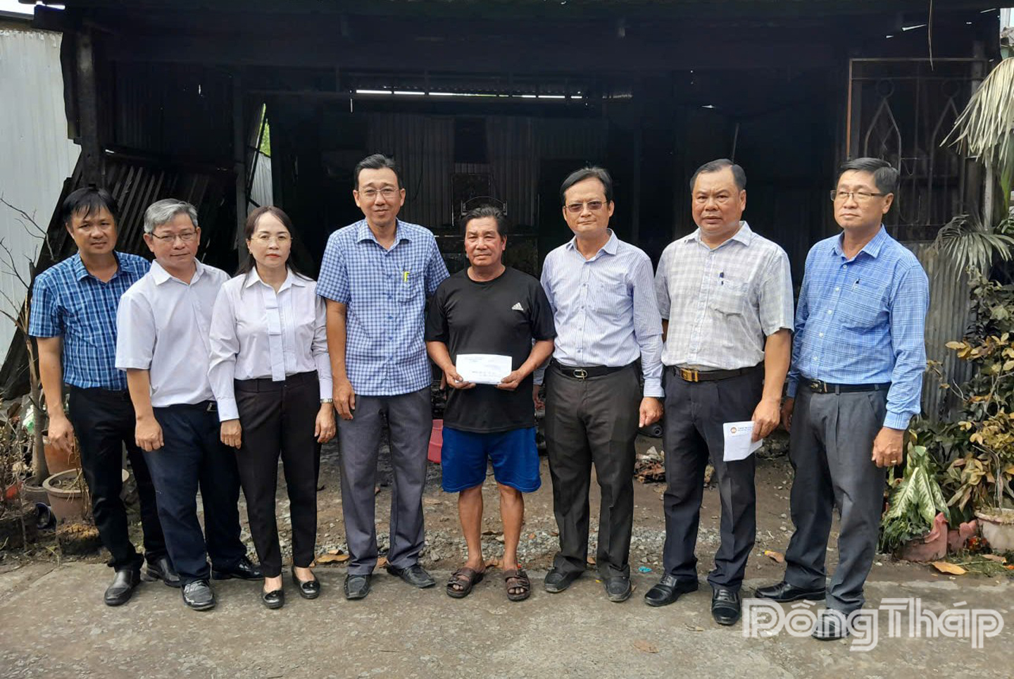 Lãnh đạo Đảng ủy, UBND, Ủy ban Mặt trận Tổ quốc Việt Nam phường Hồng Ngự trao hỗ trợ cho gia đình bị ảnh hưởng trong vụ cháy.