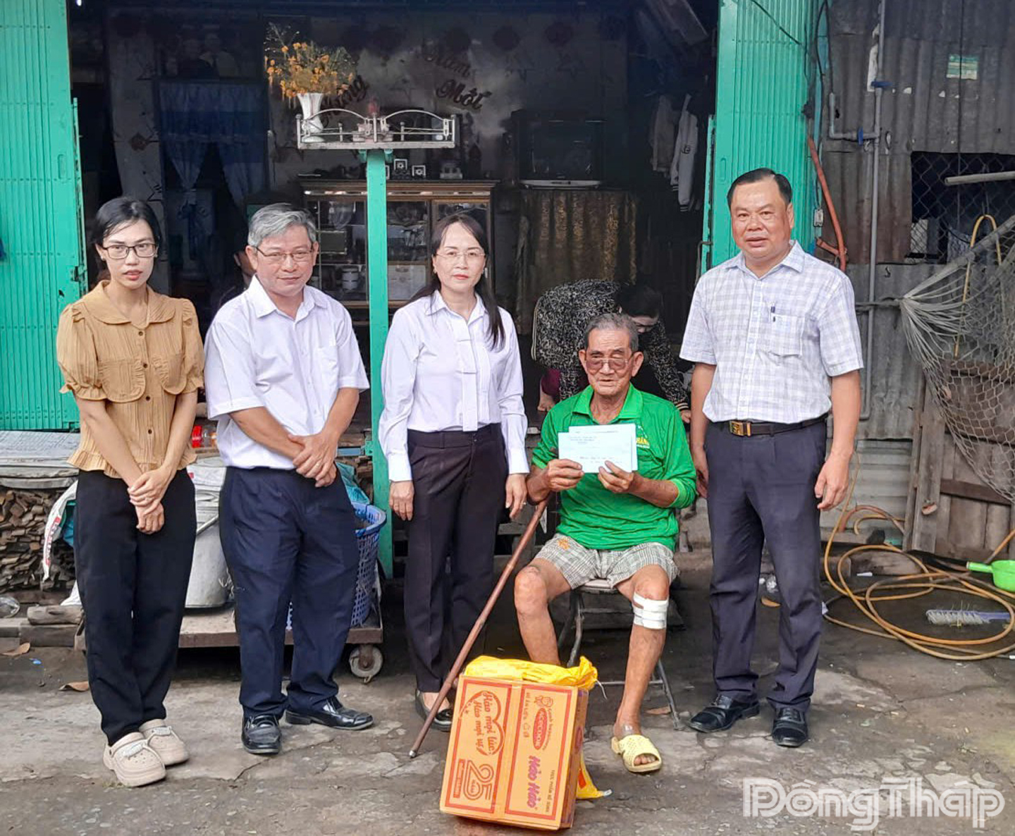 Lãnh đạo Ủy ban Mặt trận Tổ quốc Việt Nam phường Hồng Ngự trao hỗ trợ cho gia đình có nhà bị thiệt hại.