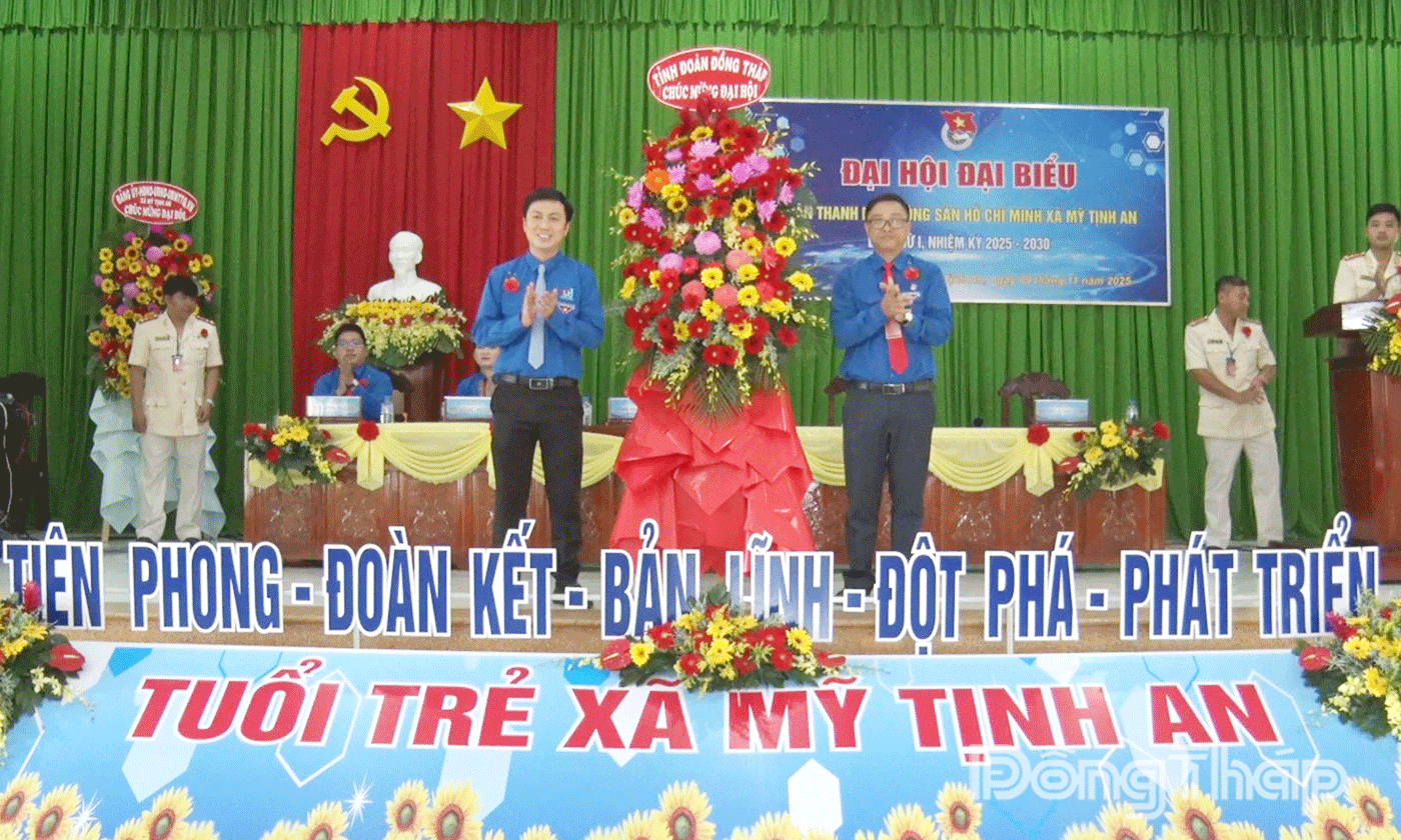 Đại diện lãnh đạo Tỉnh đoàn tặng hoa chúc mừng Đại hội.
