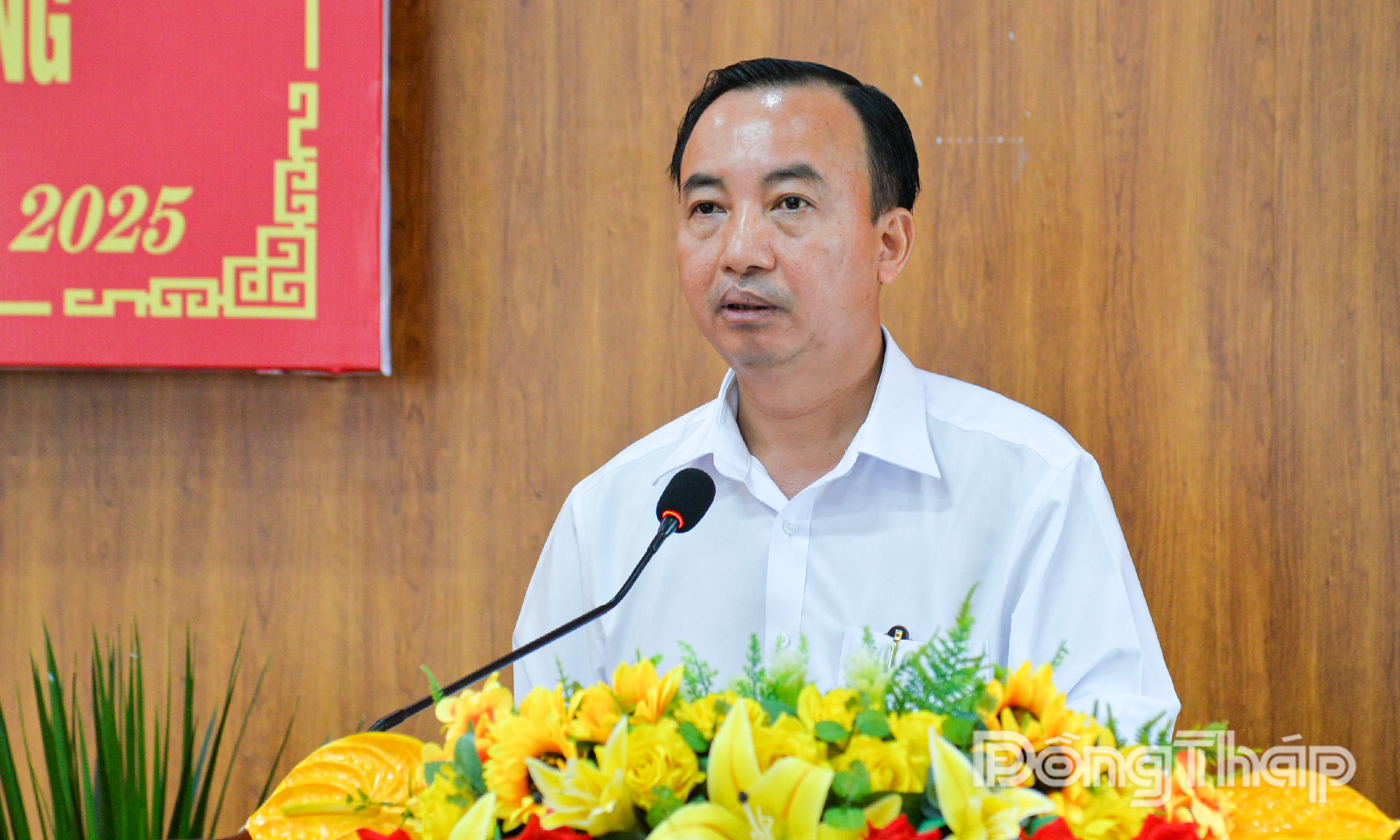 Đồng chí Phạm Hùng Vinh, Bí thư Đảng ủy xã Chợ Gạo báo cáo tóm tắt tình hình nhân dân và dư luận xã hội về Đại hội Đảng bộ các cấp; tổ chức lấy ý kiến và tổng hợp ý kiến góp ý của cán bộ, đảng viên và nhân dân vào dự thảo các văn kiện trình Đại hội XIV của Đảng.