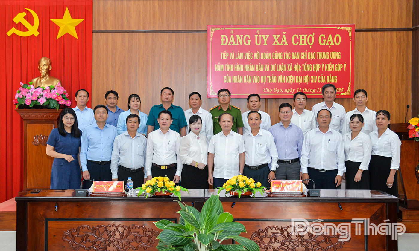 Đảng ủy xã Chợ Gạo chụp ảnh lưu niệm cùng Đoàn công tác.