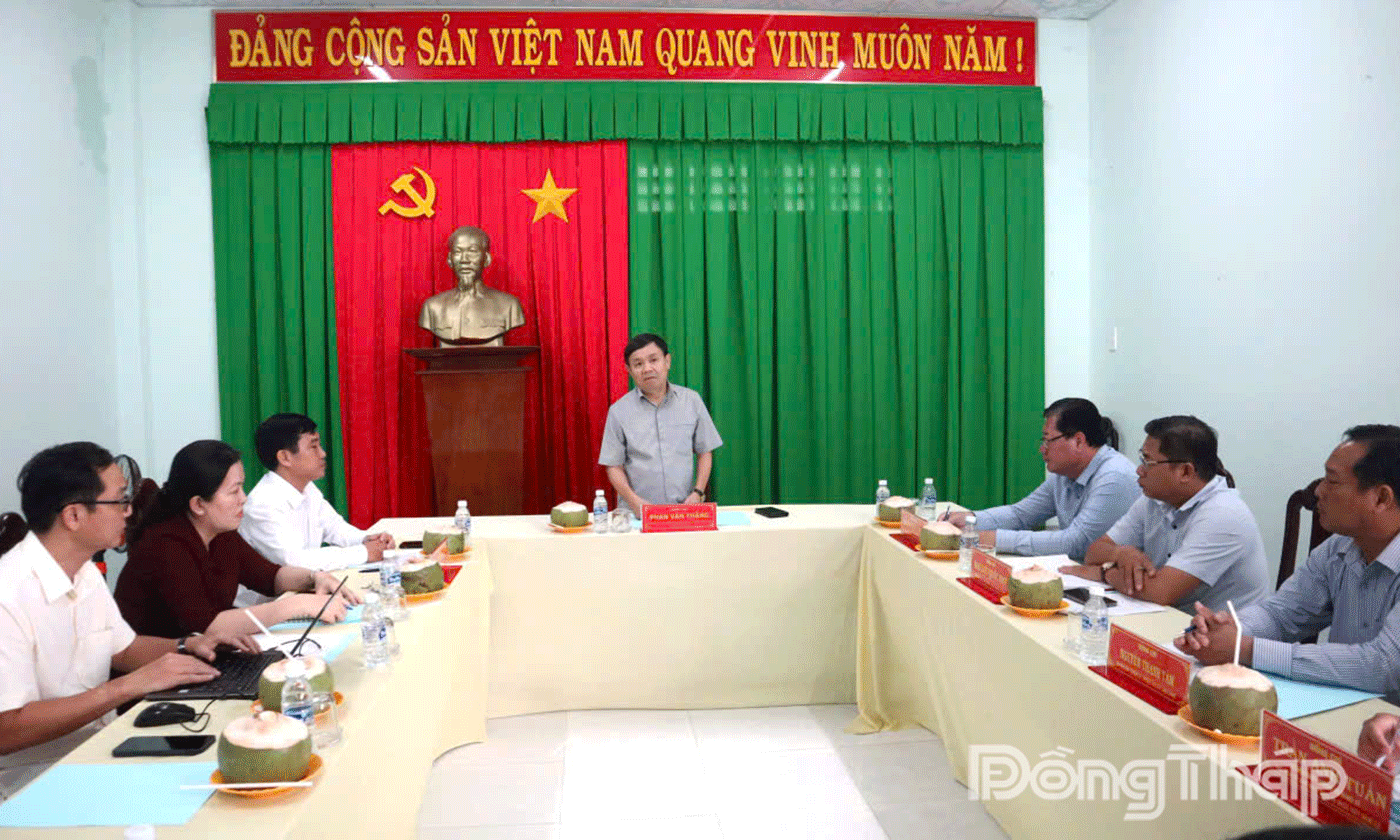 Đồng chí Phan Văn Thắng, Phó Bí thư Tỉnh ủy, Chủ tịch Ủy ban MTTQ Việt Nam tỉnh Đồng Tháp phát biểu tại buổi làm việc với xã An Thạnh Thủy