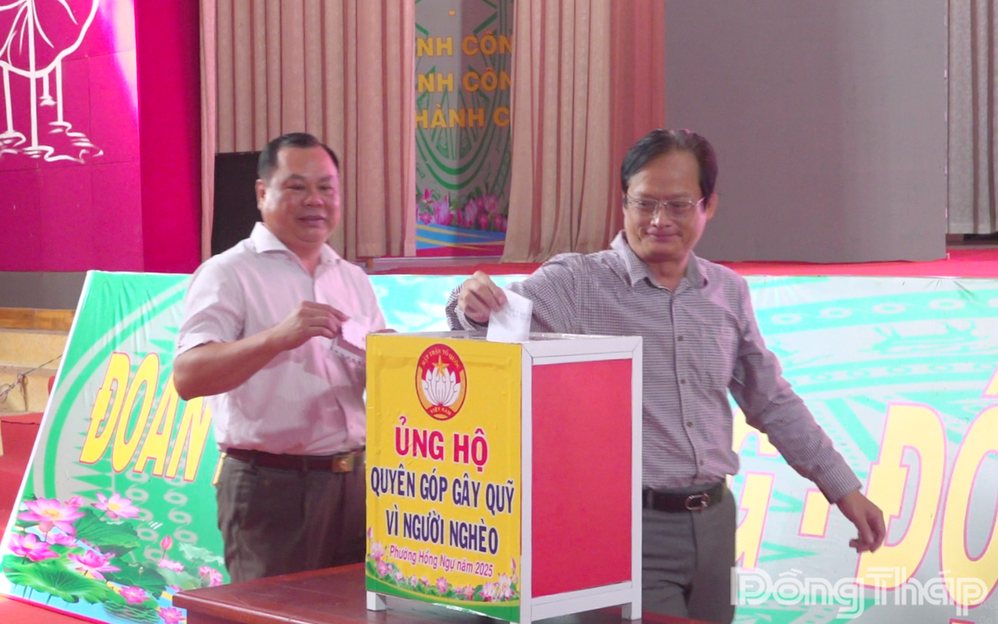 Lãnh đạo phường Hồng Ngự hưởng ứng quyên góp Quỹ “Vì người nghèo” của phường để hỗ trợ gia đình có hoàn cảnh khó khăn.