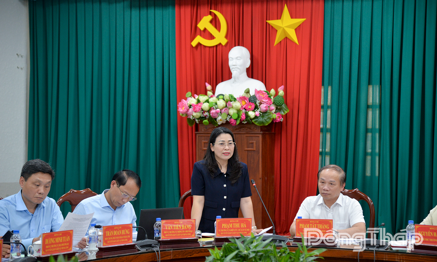 Đồng chí Phạm Thu Hà, Vụ trưởng Vụ Nghiên cứu - Dư luận xã hội phát biểu tại buổi làm việc.