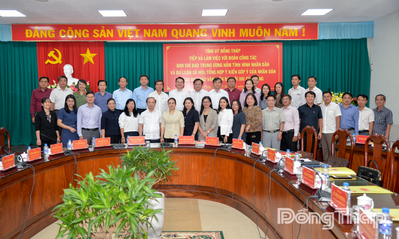 Đại biểu tỉnh Đồng Tháp chụp ảnh lưu niệm cùng đoàn công tác Trung ương.