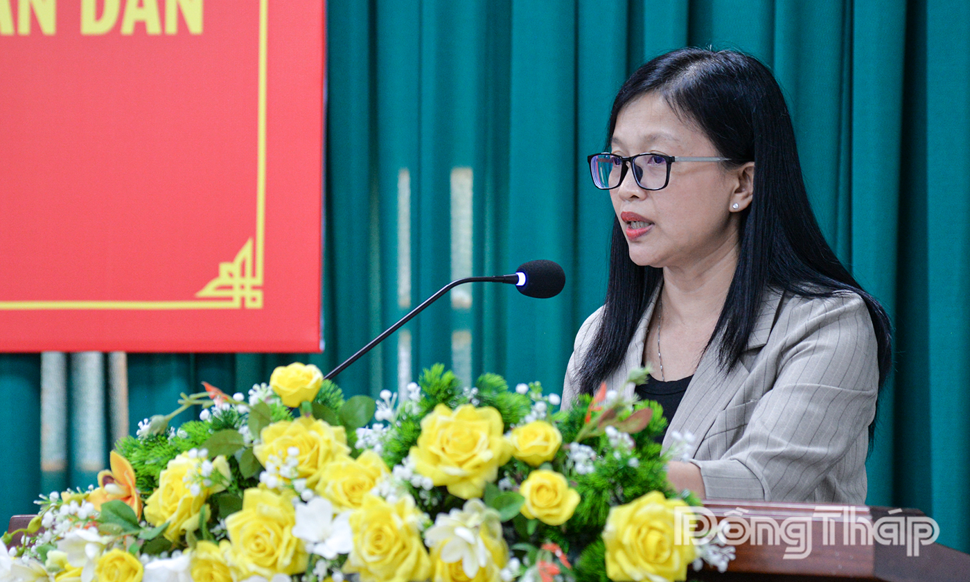 Đồng chí Nguyễn Thị Kim Tuyến, Ủy viên Ban Thường vụ Tỉnh ủy, Trưởng Ban Tuyên giáo và Dân vận Tỉnh ủy Đồng Tháp báo cáo tóm tắt tình hình nhân dân và dư luận xã hội về Đại hội Đảng bộ các cấp; tổ chức lấy ý kiến và tổng hợp ý kiến góp ý của cán bộ, đảng viên và nhân dân vào dự thảo các văn kiện trình Đại hội XIV của Đảng.