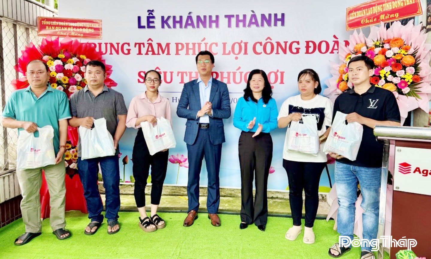 Lãnh đạo Liên đoàn Lao động tỉnh và Công ty TNHH Khải Minh tặng quà cho công nhân lao động có hoàn cảnh khó khăn tại Lễ khánh thành Trung tâm Phúc lợi công đoàn Công đoàn cơ sở Công ty Dụ Đức Việt Nam.