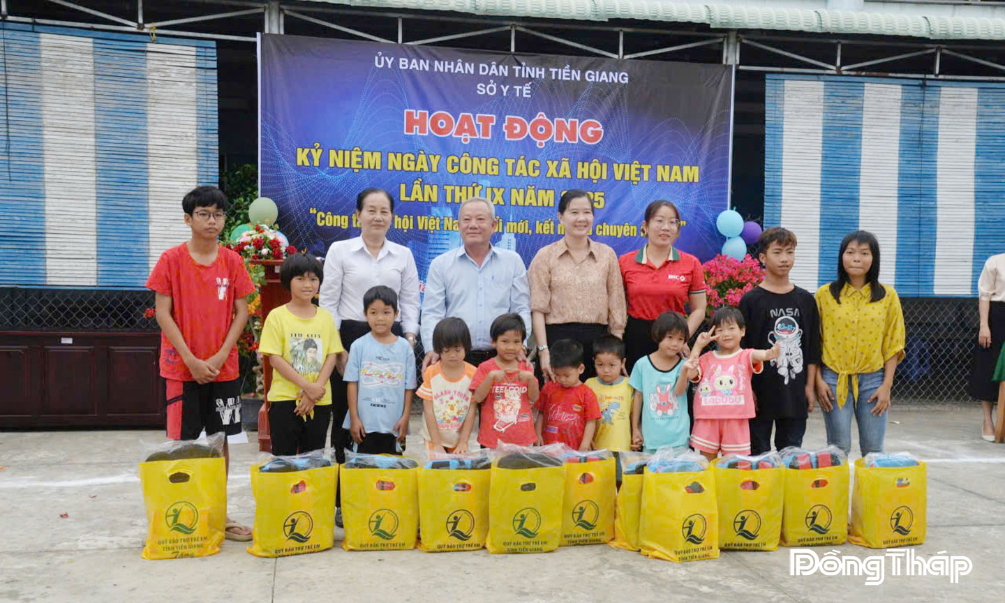 Phó Giám đốc Sở Y tế Nguyễn Thị Mỹ Nương (đứng giữa) trao quà cho trẻ em được nuôi dưỡng tại Trung tâm công tác xã hội Tiền Giang.