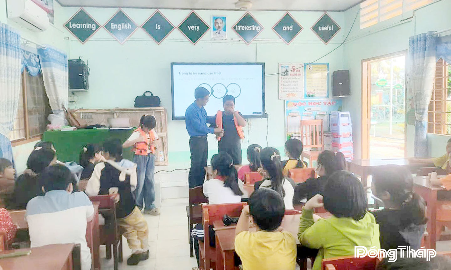 Trẻ em tham gia buổi sinh hoạt kỹ năng sống tại Trường Trung học cơ sở Tân Kiều (xã Đốc Binh Kiều).