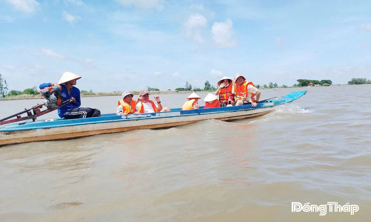 Du khách trải nghiệm du lịch mùa nước nổi tại ấp Giồng Bàng,  xã Thường Phước.
