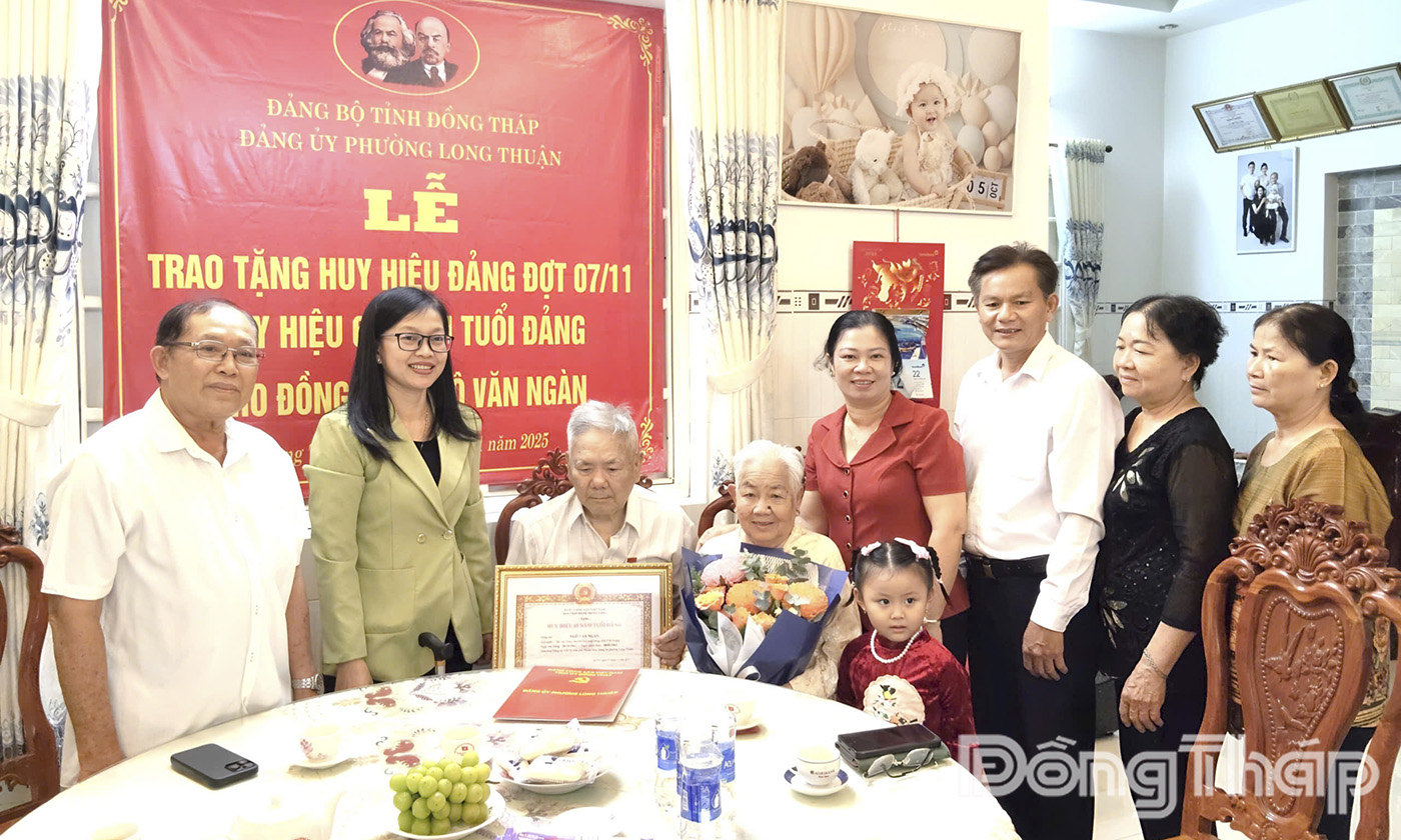 Đồng chí Nguyễn Thị Kim Tuyến, Ủy viên Ban Thường vụ Tỉnh ủy, Trưởng Ban Tuyên giáo và Dân vận Tỉnh ủy, cùng lãnh đạo địa phương đến thăm và trao Huy hiệu 65 năm tuổi Đảng cho đảng viên Ngô Văn Ngàn.