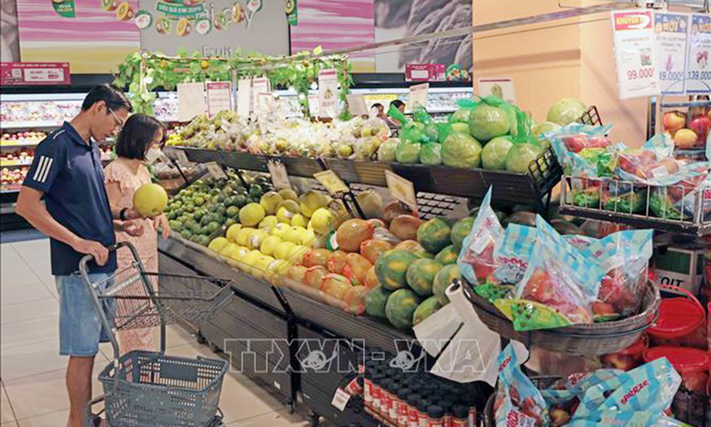 Người dân mua sắm hàng hóa tại siêu thị - Ảnh: TTXVN