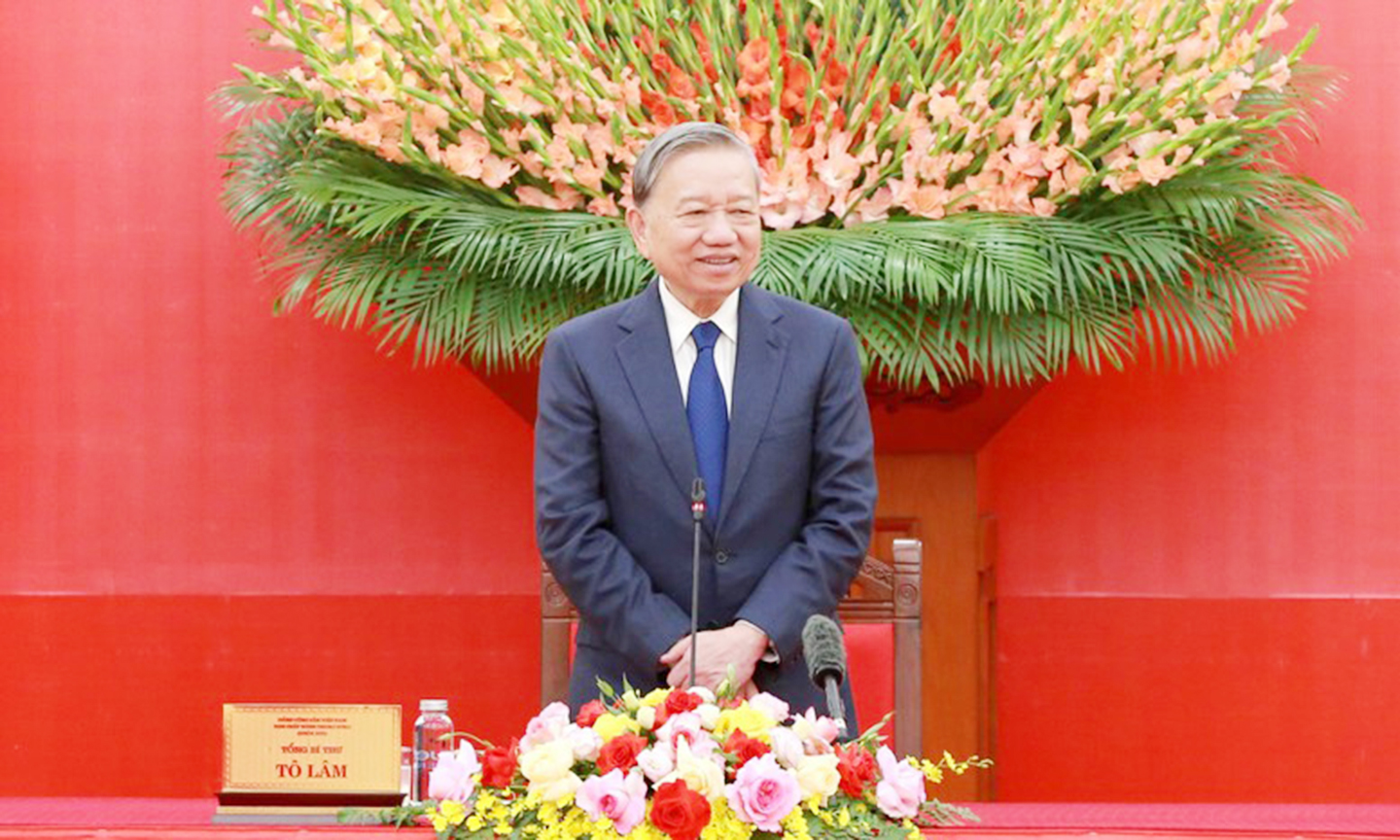 Tổng Bí thư Tô Lâm chúc mừng và biểu dương những thành tích của lực lượng tham gia bảo vệ an ninh, trật tự ở cơ sở - Ảnh: dangcongsan.vn
