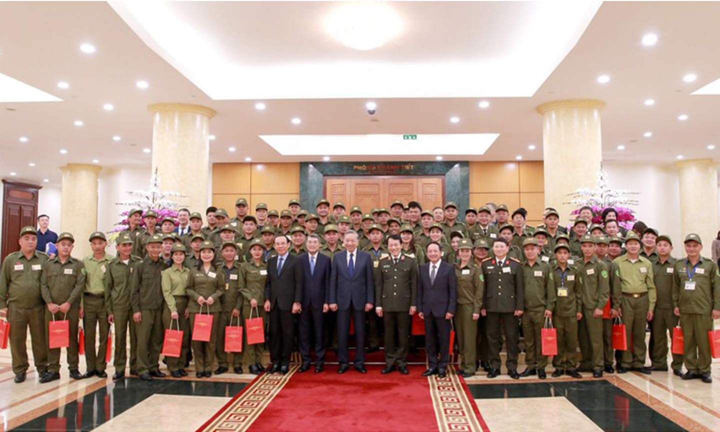 Tổng Bí thư Tô Lâm và các đồng chí Lãnh đạo chụp ảnh lưu niệm cùng các đại biểu - Ảnh: dangcongsan.vn