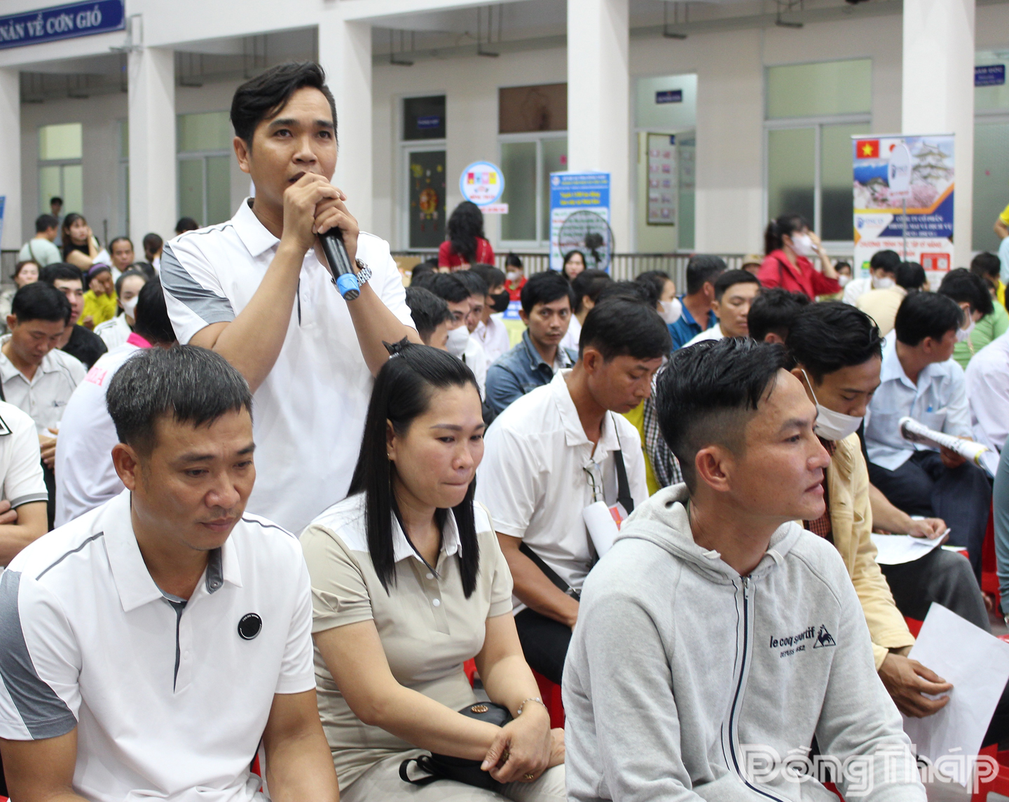 Lao đông phát biểu ý kiến về nhu cầu tuyển dụng việc làm.