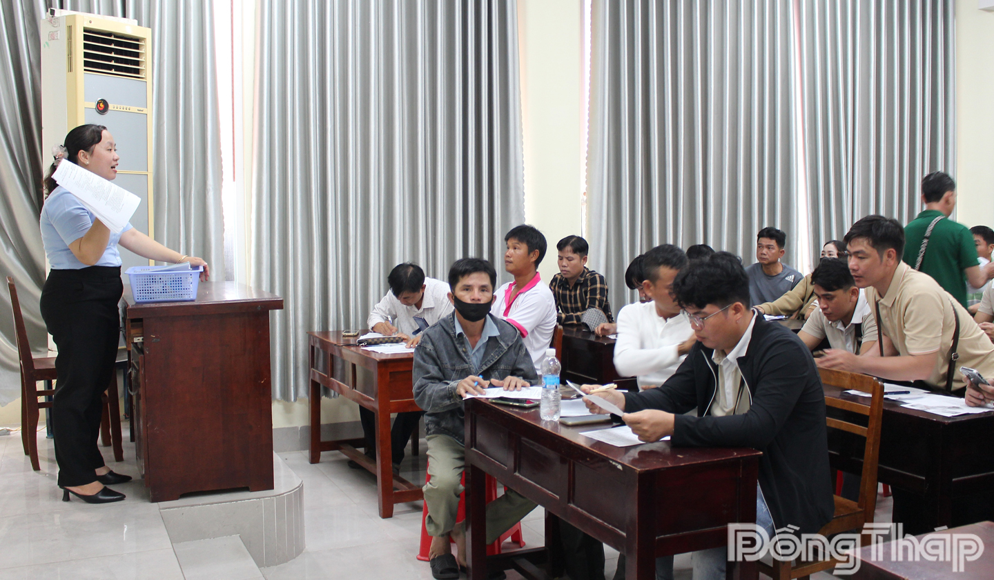 Cán bộ, viên chức Trung tâm Dịch vụ việc làm Đồng Tháp hướng dẫn hồ sơ thủ tục cho lao động có nhu cầu làm việc tại Hàn Quốc.