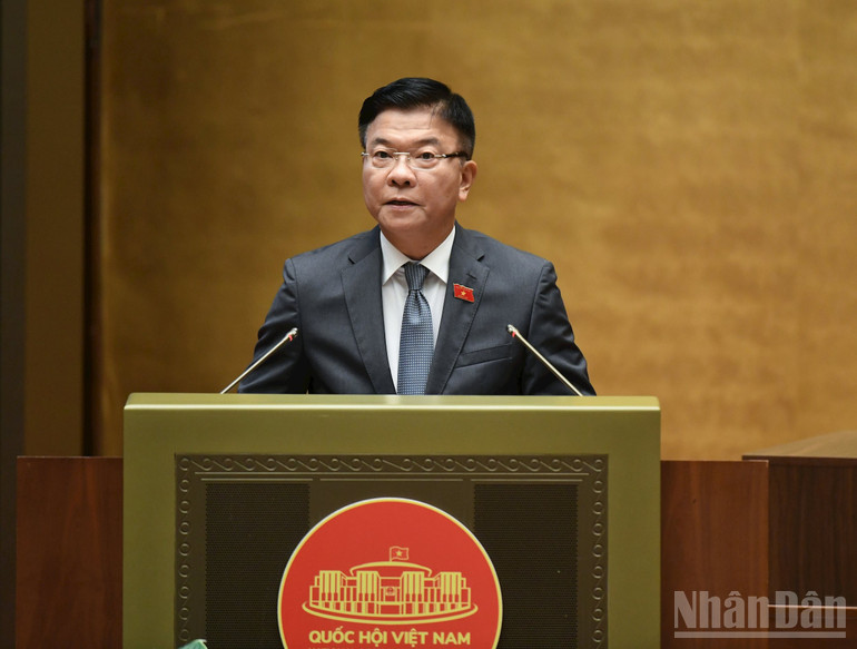 Phó Thủ tướng Lê Thành Long báo cáo tiếp thu, giải trình ý kiến đại biểu Quốc hội nêu trong các phiên thảo luận trước khi Quốc hội tiến hành biểu quyết thông qua Nghị quyết. (Ảnh: DUY LINH)